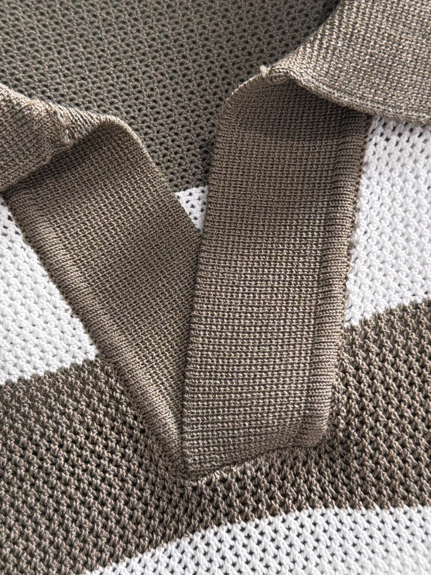 LP high quality 26ss New Arrival men's knitted short-sleeved T-shirt is made of combed cotton yarn knitted cotton fabric, no pressure when entering and exiting the counter. Exclusive control of raw materials. It feels substantial when weighed, and the upper body is more textured than ordinary T-shirts. This texture can cope with the weather easily and is suitable for both hot and cold! Designed for a loose fit. Size: M to 3XL